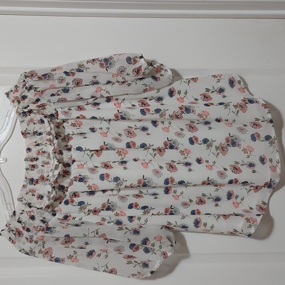 ⬇️Price Drop⬇️White Floral Blouse NWT